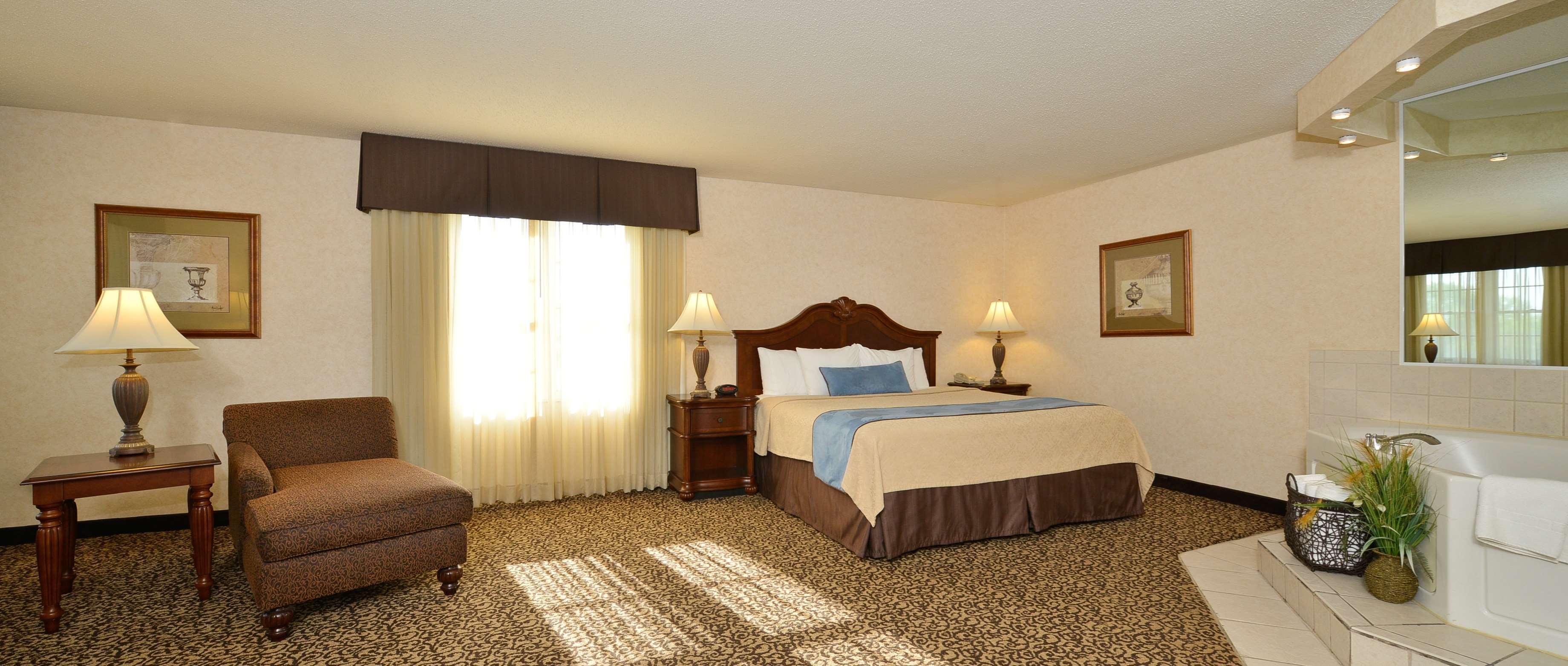 Best Western Plus Steeplegate Inn Davenport Bagian luar foto