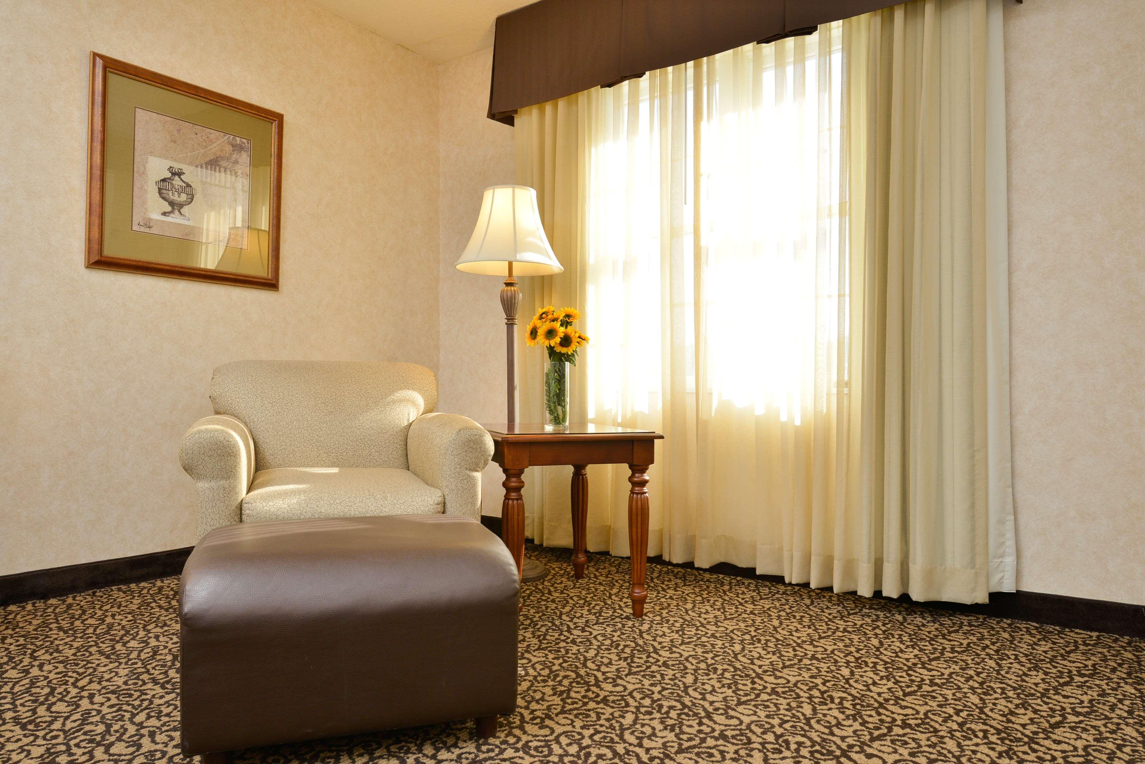 Best Western Plus Steeplegate Inn Davenport Bagian luar foto