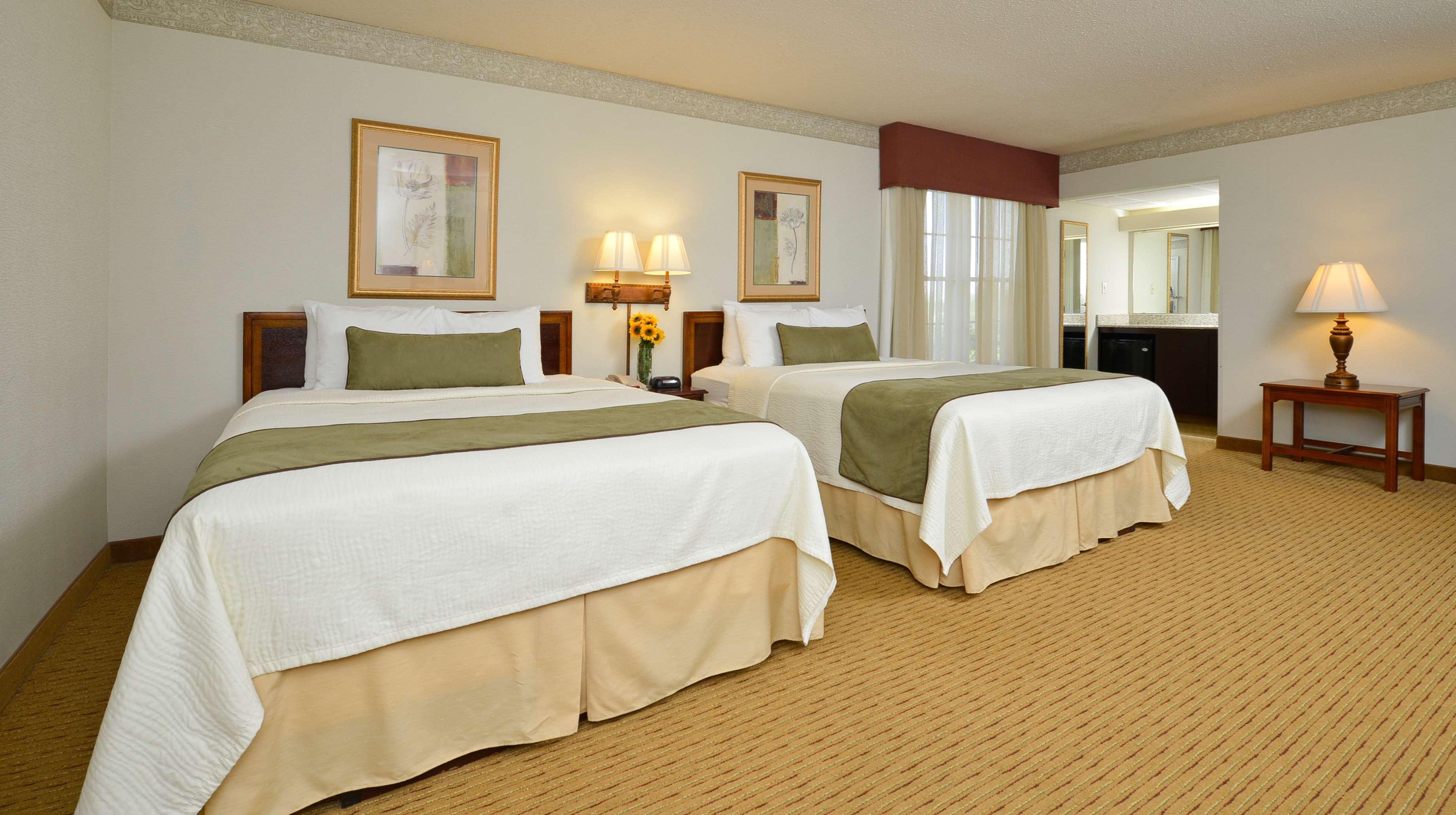 Best Western Plus Steeplegate Inn Davenport Bagian luar foto