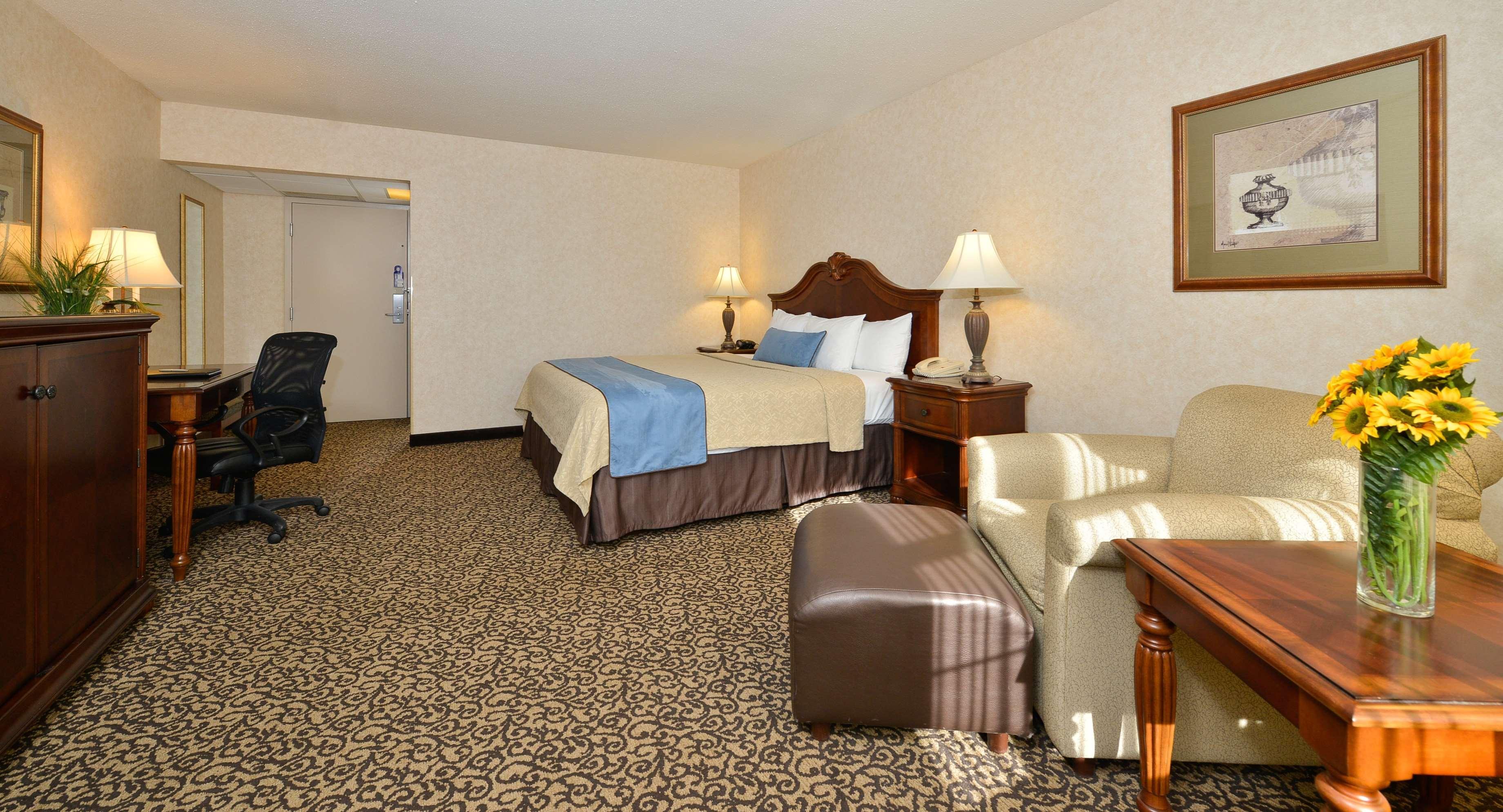 Best Western Plus Steeplegate Inn Davenport Bagian luar foto