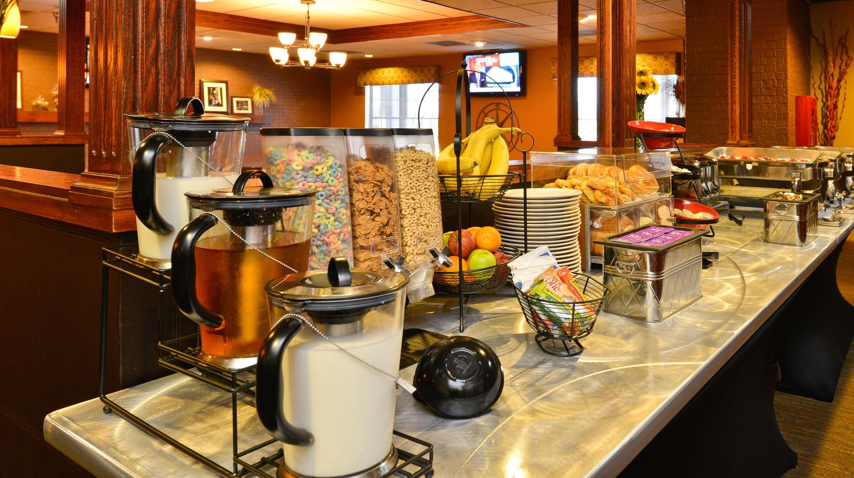 Best Western Plus Steeplegate Inn Davenport Bagian luar foto