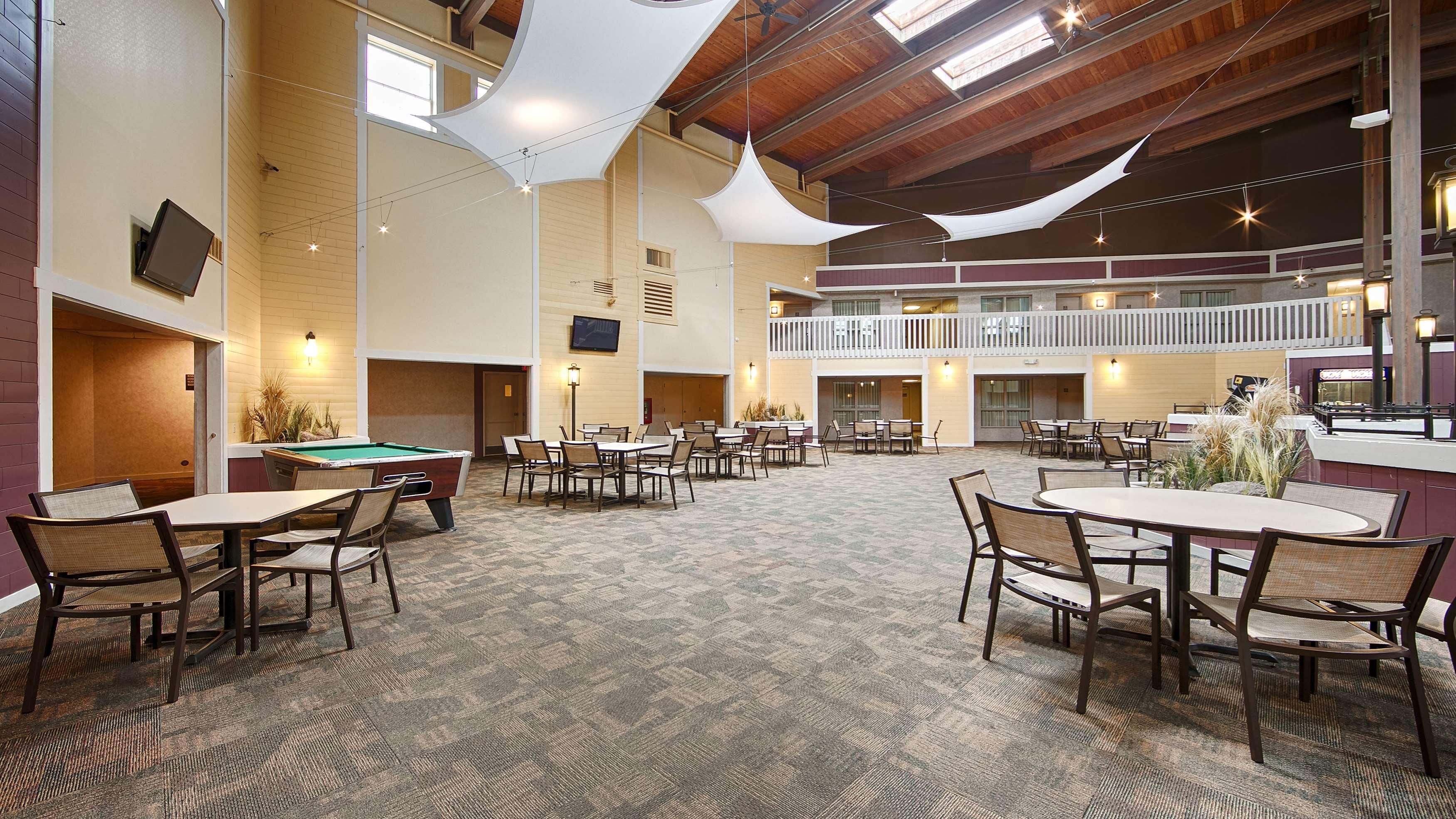 Best Western Plus Steeplegate Inn Davenport Bagian luar foto