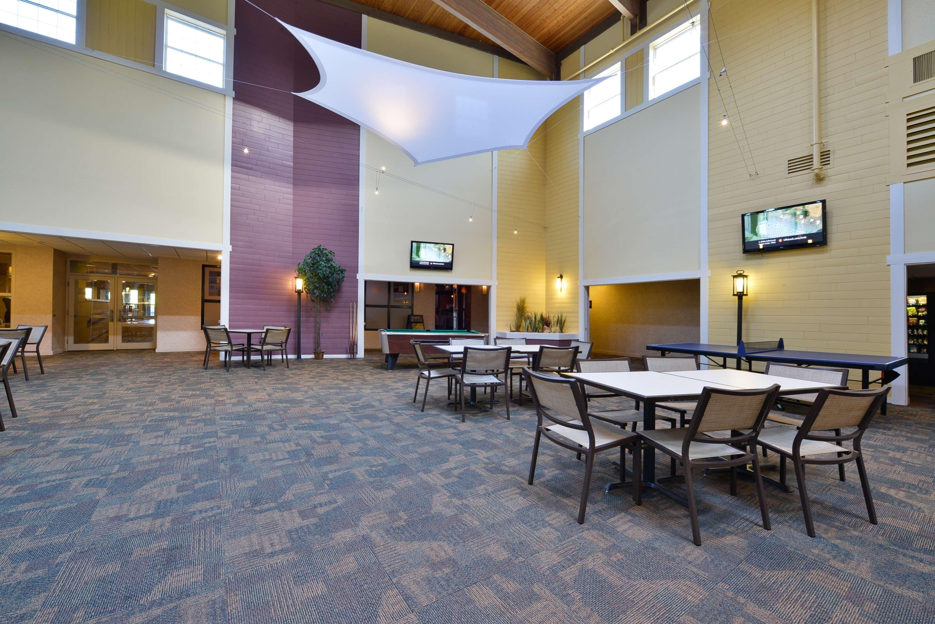 Best Western Plus Steeplegate Inn Davenport Bagian luar foto