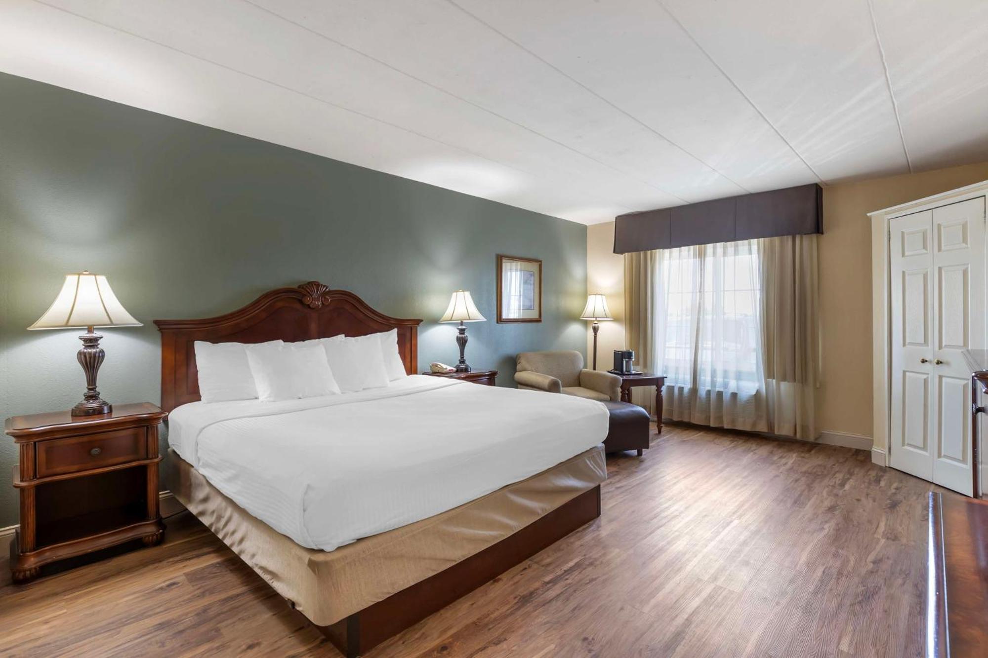 Best Western Plus Steeplegate Inn Davenport Bagian luar foto