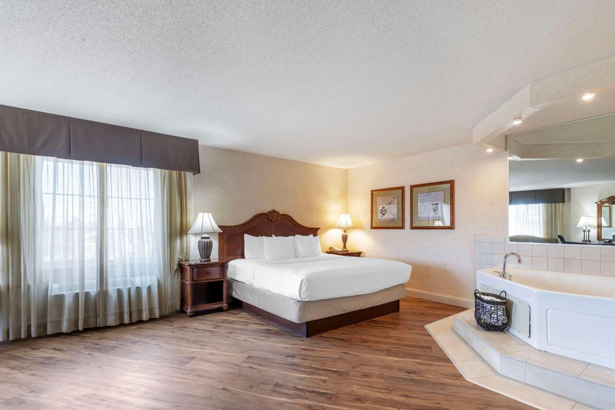 Best Western Plus Steeplegate Inn Davenport Bagian luar foto