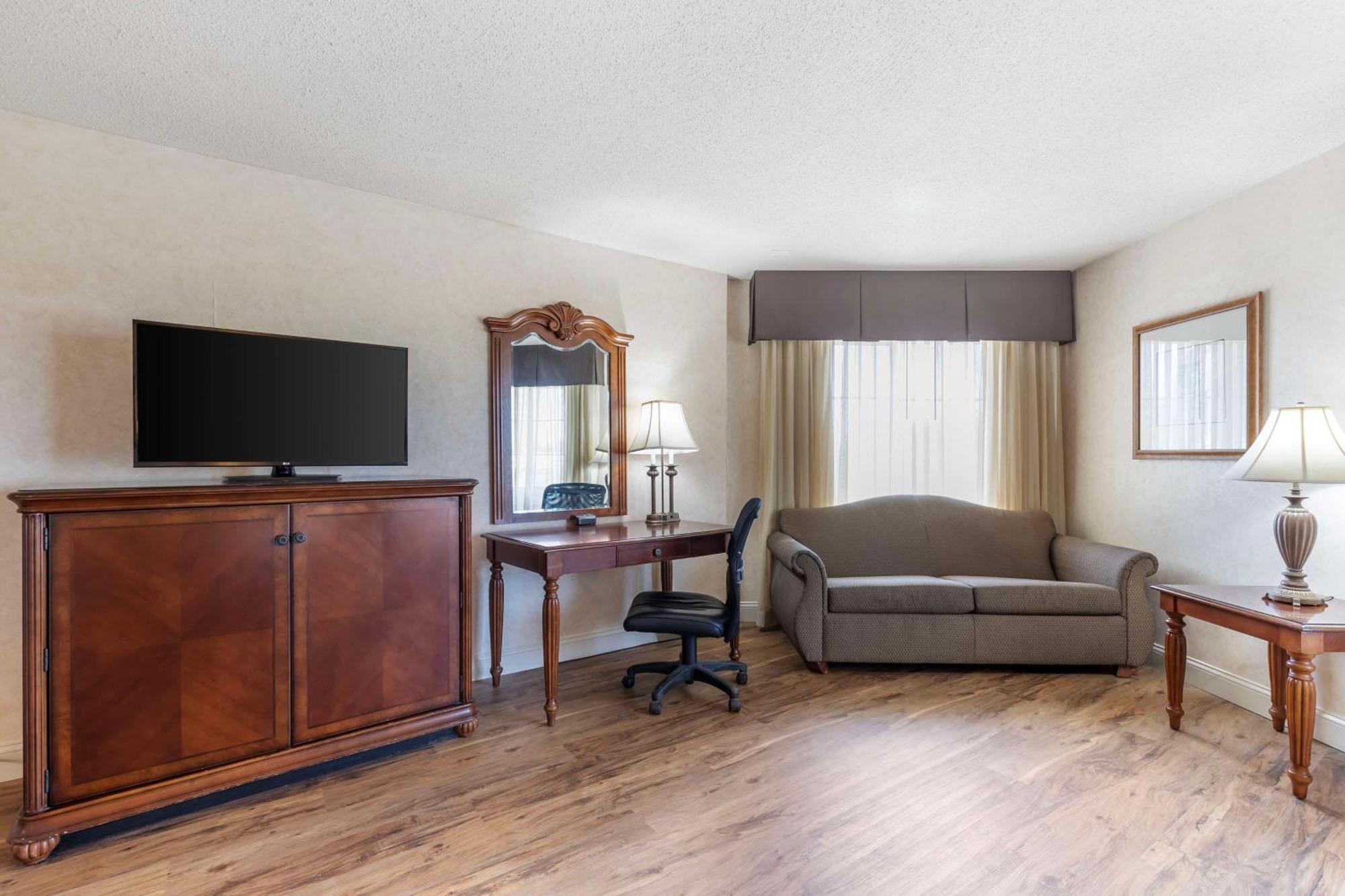 Best Western Plus Steeplegate Inn Davenport Bagian luar foto