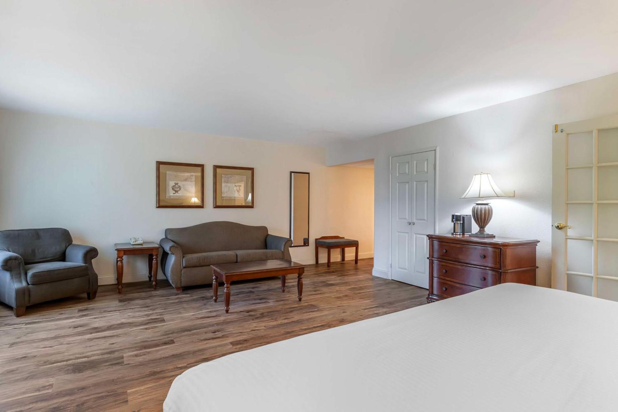 Best Western Plus Steeplegate Inn Davenport Bagian luar foto