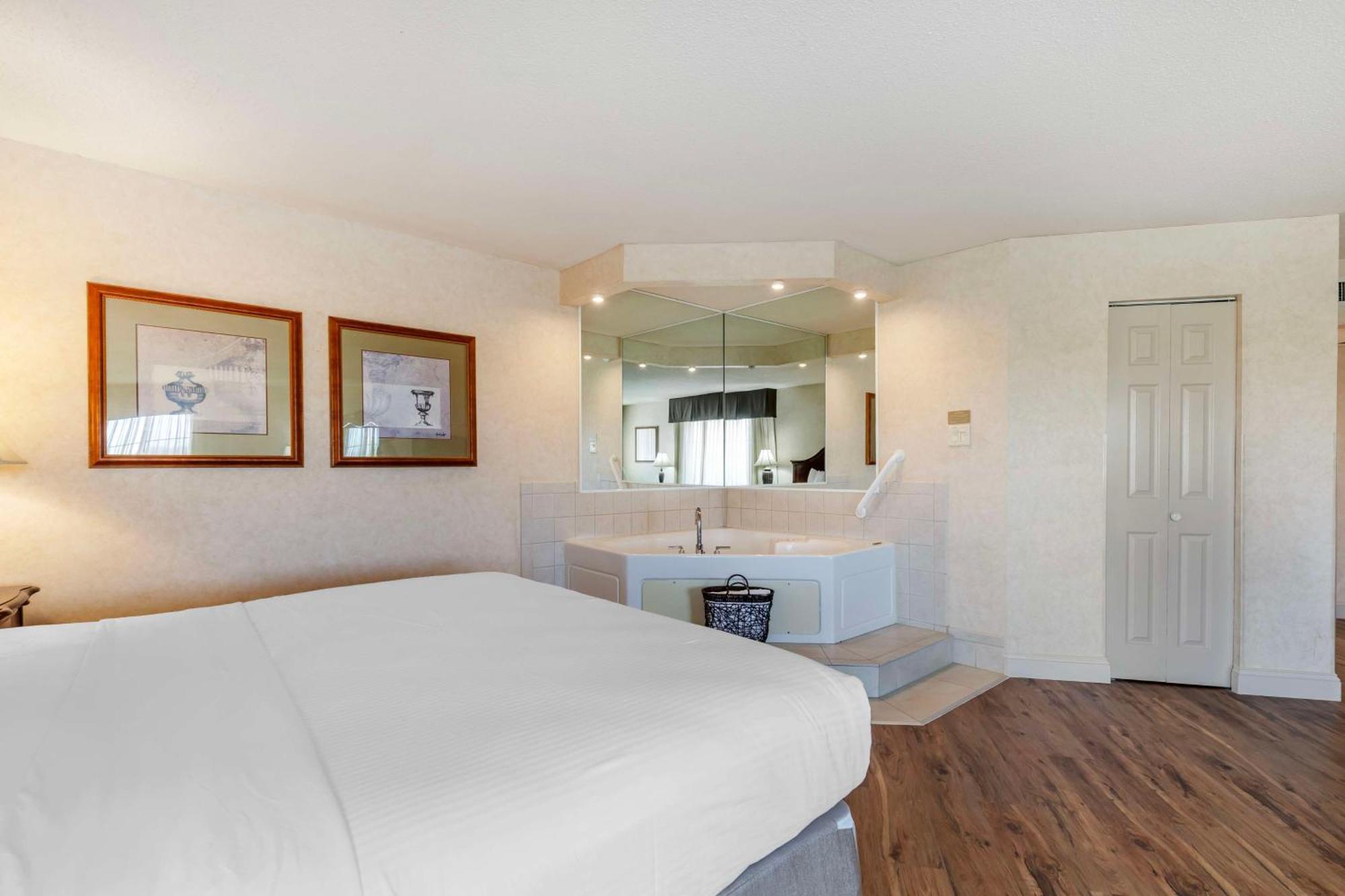Best Western Plus Steeplegate Inn Davenport Bagian luar foto