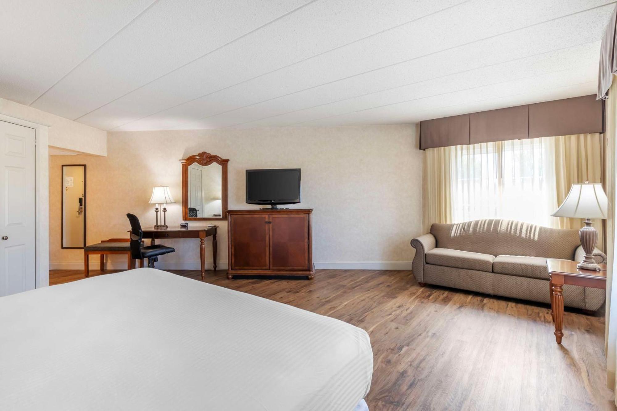 Best Western Plus Steeplegate Inn Davenport Bagian luar foto