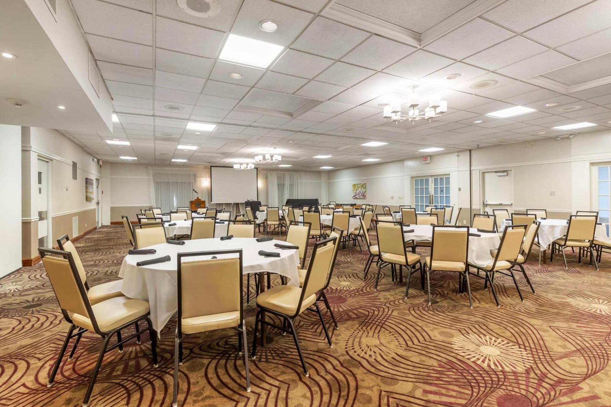 Best Western Plus Steeplegate Inn Davenport Bagian luar foto