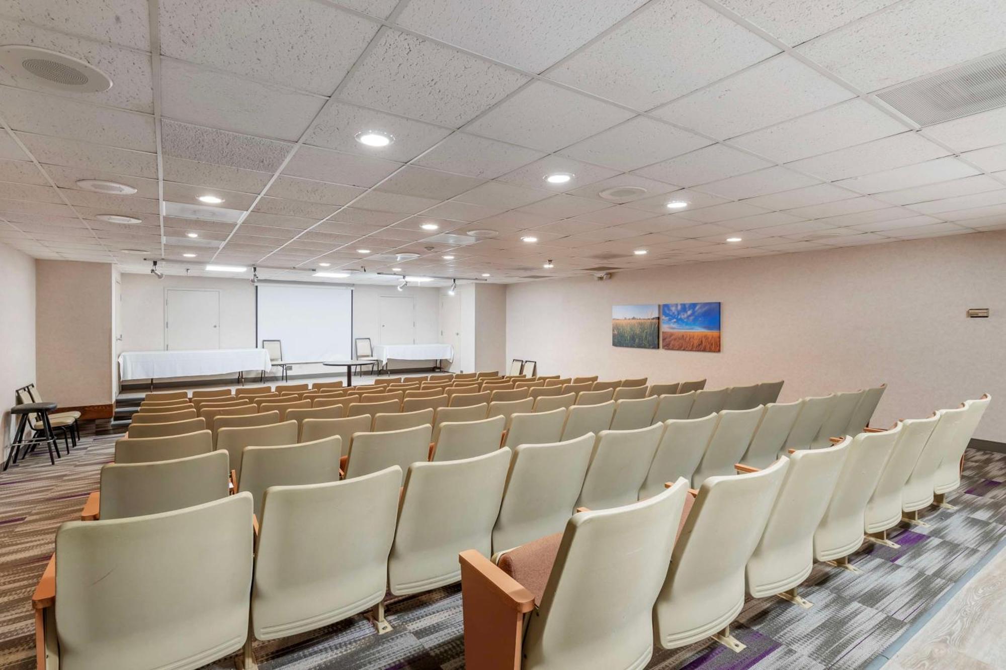 Best Western Plus Steeplegate Inn Davenport Bagian luar foto