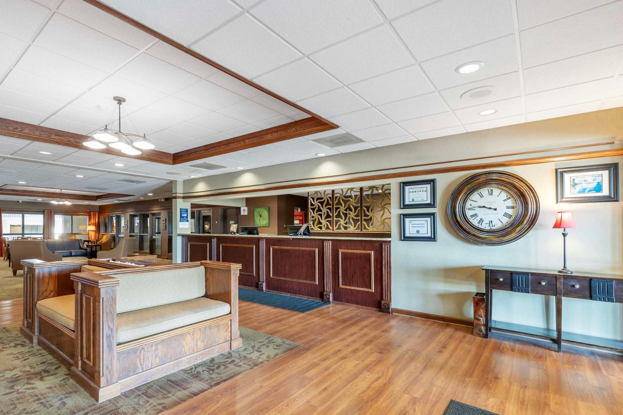 Best Western Plus Steeplegate Inn Davenport Bagian luar foto