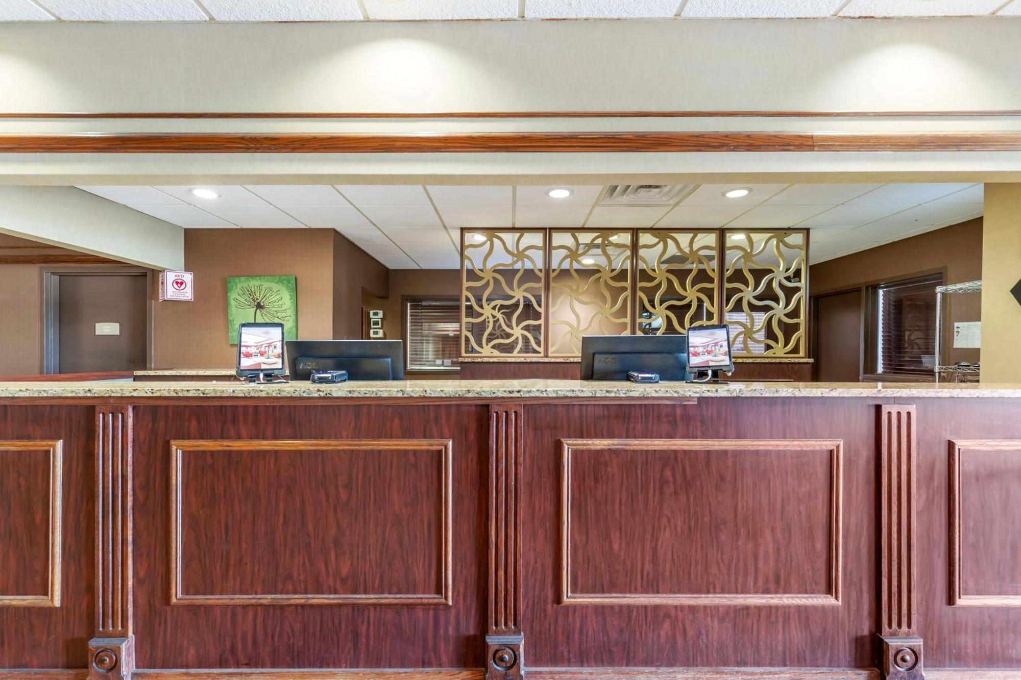 Best Western Plus Steeplegate Inn Davenport Bagian luar foto