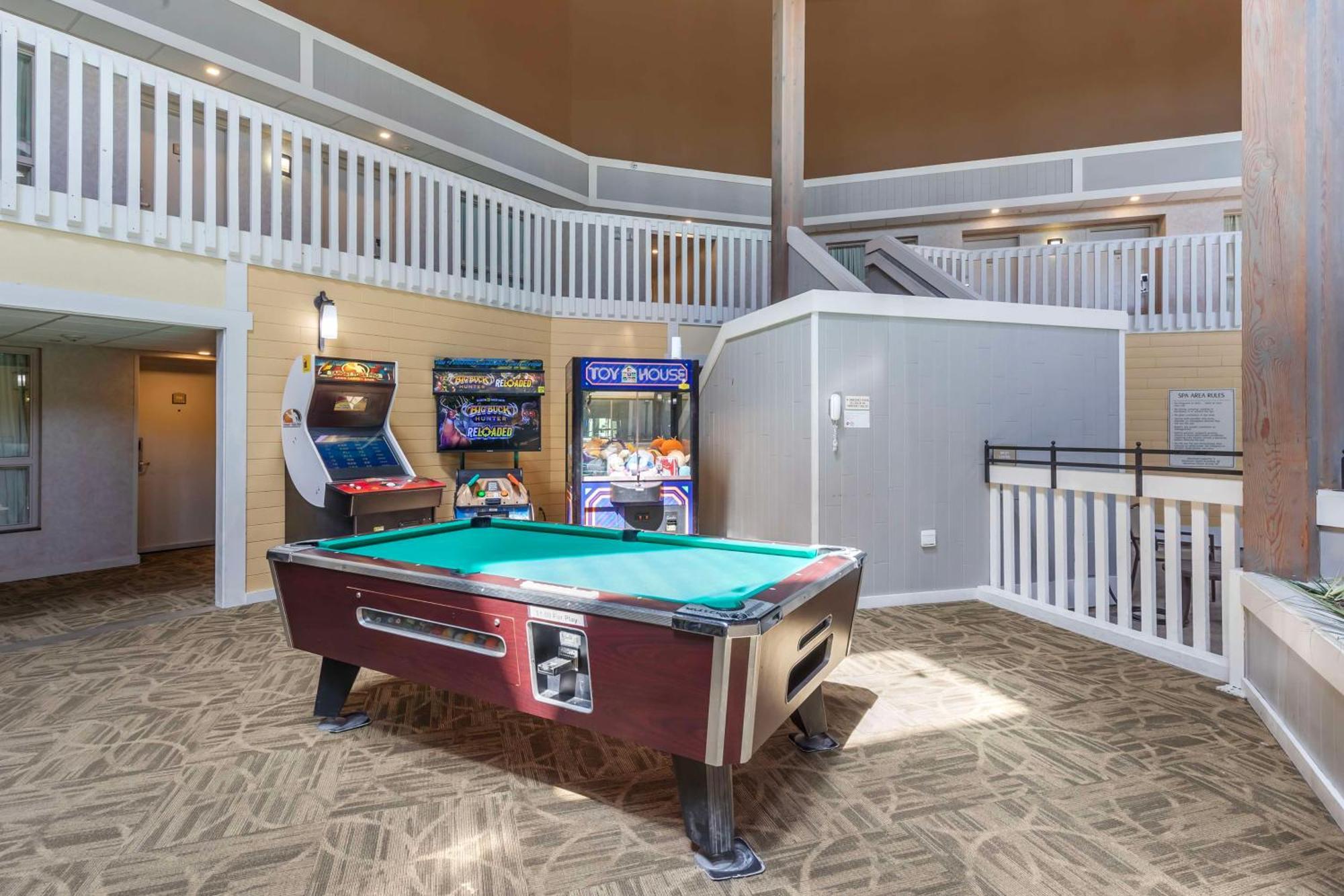 Best Western Plus Steeplegate Inn Davenport Bagian luar foto
