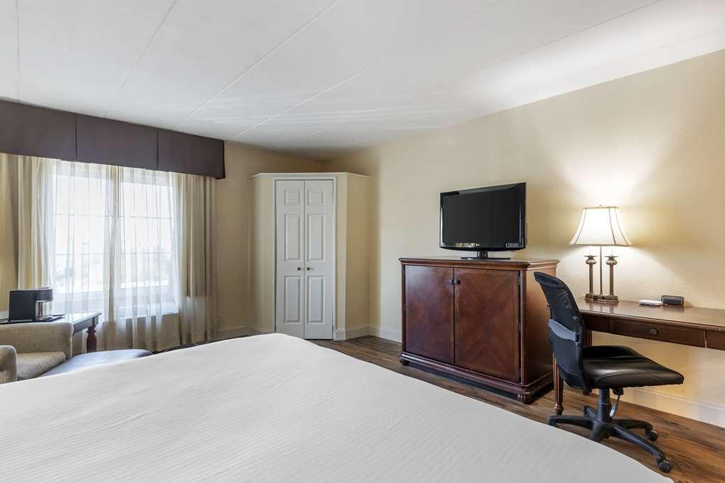 Best Western Plus Steeplegate Inn Davenport Ruang foto